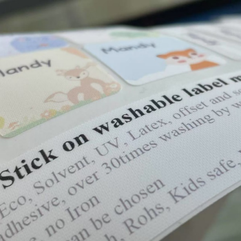 Waschbares Kleidungsetikettenmaterial für die direkte Stoffanwendung. 