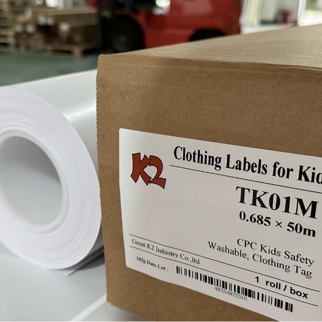Bleiben Sie auf dem Kleidungsnamenetikett